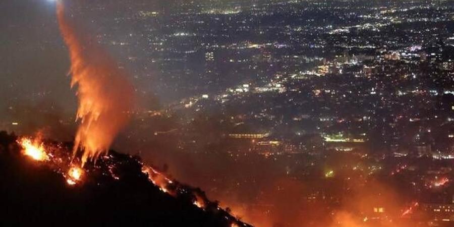 عمرو أديب: خسائر حرائق كاليفورنيا 130 مليار دولار.. وتبدو كقصف جوي