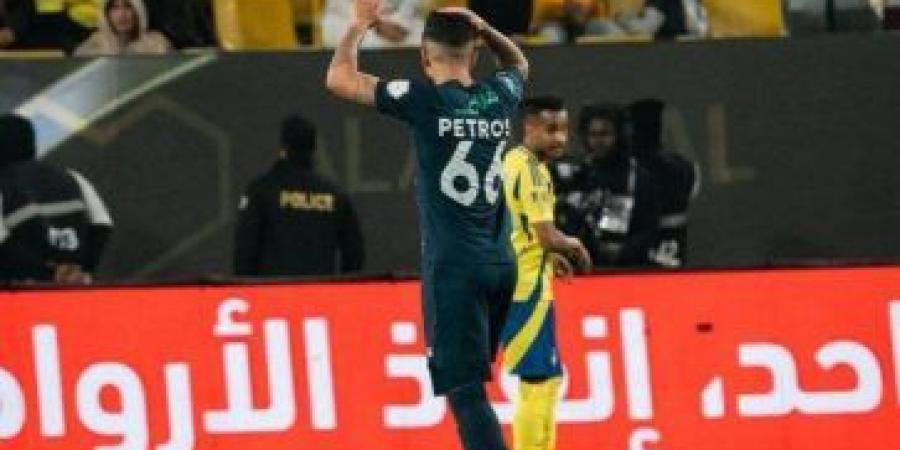 صورة : لاعب النصر السابق يفسر إشارته للجماهير خلال مواجهة الأخدود!